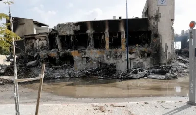 Foto de la destruida comisaría de policía en la ciudad sureña de Sderot cerca de la frontera con Gaza