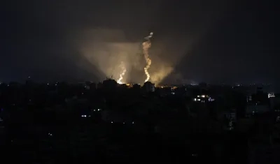 Bengalas del ejército israelí iluminan el cielo de la ciudad de Gaza. 