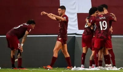 Jugadores de Venezuela celebran el gol del primer tiempo
