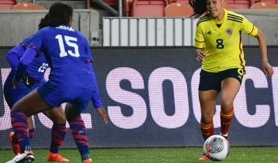 Marcela Restrepo avanza con la pelota durante el partido contra Estados Unidos. 