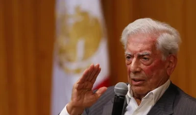 Mario Vargas Llosa en una conferencia de prensa en México.