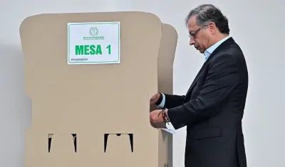 El Presidente Gustavo Petro votando en Bogotá.