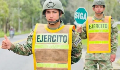 Hombres y mujeres del Ejército vigilan las vías dentro del Plan Democracia