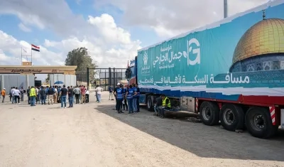 Un camión de un convoy de ayuda humanitaria para la Franja de Gaza estacionado frente a la puerta fronteriza de Rafah, Egipto