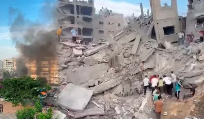 Los bombardeos causaron un enorme agujero que arrastró viviendas aledañas