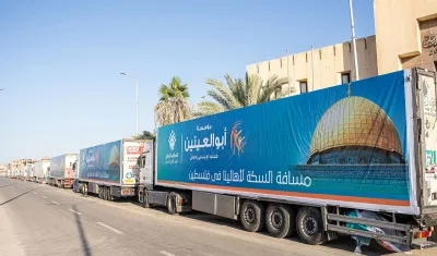 Camiones con ayuda humanitaria en Egipto se dirigen hacia el cruce fronterizo con Gaza