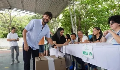El alcalde de Barranquilla, Jaime Pumarejo, votó en el Colegio La Enseñanza. 