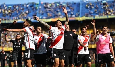 Jugadores de River Plate celebrando la victoria tras el final del partido en la Bombonera. 