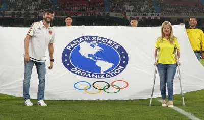 El alcalde Jaime Pumarejo y la gobernadora Elsa Noguera con la bandera de los Panamericanos