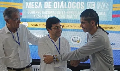Camilo González Posso (izquierda) con Danilo Rueda (centro) y Andrey Avendaño (derecha) en octubre de 2023.