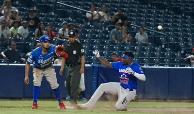 Jesús Marriaga, de Caimanes, llega quieto a tercera tras conectar triple en el séptimo inning. 