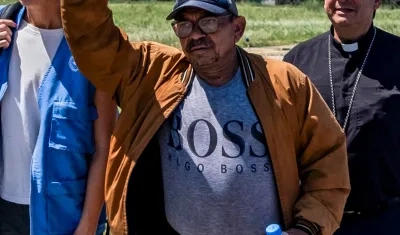 Luis Manuel 'Mane' Díaz con el brazo en alto tras regresar a la libertad.