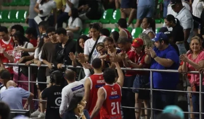Jugadores de Titanes saludando a sus aficionados en el coliseo Elías Chegwin.
