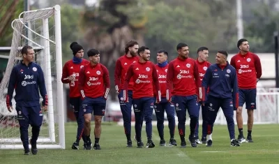 Jugadores de la selección chilena durante un entrenamiento previo al encuentro ante Ecuador.