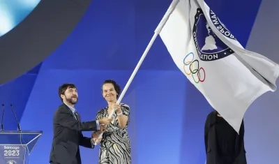 El alcalde de Barranquilla, Jaime Pumarejo, y la ministra el Deporte, Astrid Rodríguez, tras recibir la bandera de Panam Sports.