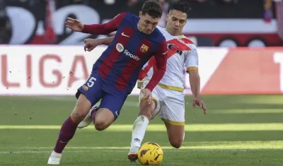 Falcao García intenta impedir el avance de Andreas Christensen, del Barcelona. 