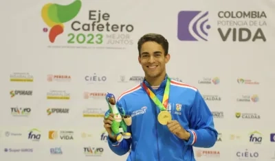 Cristian Ortega con la medalla de oro ganada en el keirin.