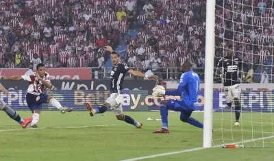 Carlos Bacca anota el segundo gol ante el DIM