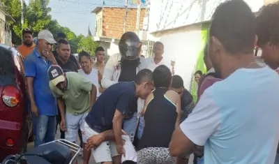 Momento en que la víctima era auxiliada para ser llevada al Hospital General de Barranquilla. 