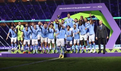 Los jugadores del Manchester City tras recibir el trofeo de campeón del Mundial de Clubes.
