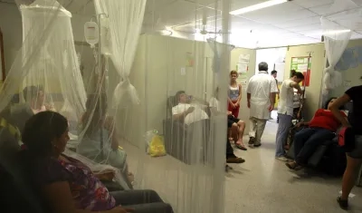 Área de pacientes con dengue en un hospital de Paraguay