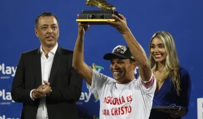 Carlos Bacca con el trofeo que lo acredita como máximo goleador del campeonato.