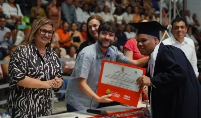 El alcalde Jaime Pumarejo y la secretaria de Educación, Bibiana Rincón, con uno de los graduandos