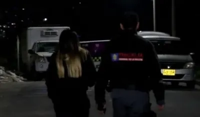 La Policía de Bogotá en el terreno baldío en el que fueron hallados los dos cuerpos.