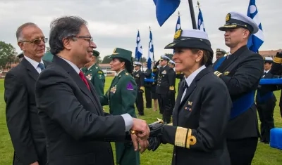 El Presidente Petro saluda a la Capitán de Navío Beatriz Elena García Restrepo