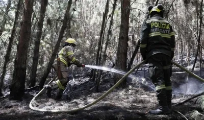 Bomberos combaten un incendio forestal en Nemocón.