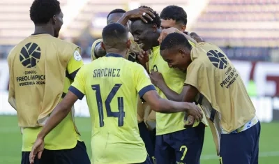  Yaimar Medina y compañeros de Ecuador celebran al vencer a Colombia este sábado en Caracas.