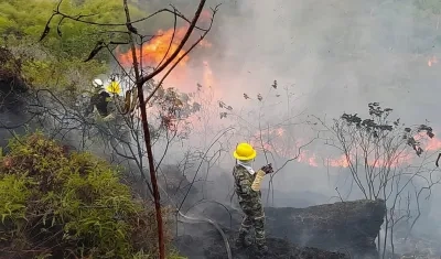 Ejército controlando las llamas de los incendios.