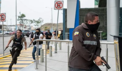 Policías de Ecuador persiguen a varios delincuentes.
