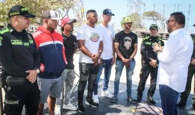 El alcalde Plinio Cedeño y autoridades de Policía dialogan con los cinco jóvenes responsables de los desmanes.