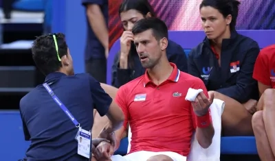 Novak Djokovic cuando recibía atención médica por su molestia en su muñeca derecha.