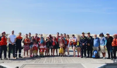 Turistas y tripulación de la embarcación que se volteó en área del Parque Tayrona, con personal de la Armada