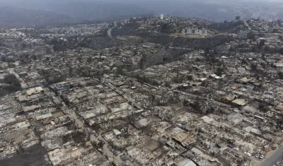 Fotografía aérea que muestra el sector de Achupallas, Chile, afectado por incendios forestales