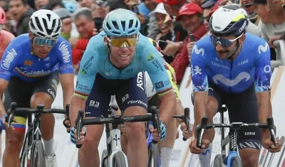 Mark Cavendish en el remate de la etapa junto a Fernando Gaviria. 