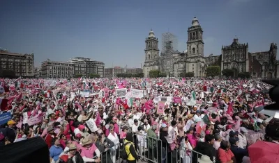   Miles de personas en la 'Marcha por nuestra Democracia' este domingo en la Ciudad de México.