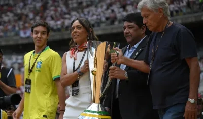 Flavia Kurtz, hija de Pelé, ingresa a la cancha con el trofeo de la Supercopa.