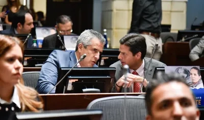Luis Fernando Velasco, ministro del Interior, con Mauricio Gómez, citante a la moción de censura a Astrid Rodríguez. 