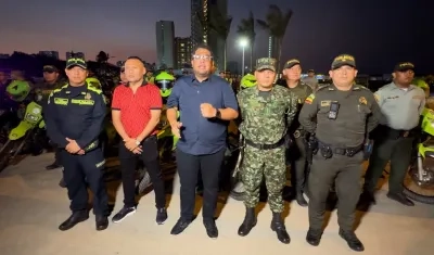 El alcalde de Puerto Colombia, Plinio Cedeño, con la Policía y el Ejército. 