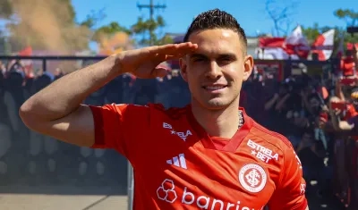 Rafael Santos Borré con su saludo tradicional a los hinchas del Inter de Porto Alegre. 