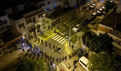 Policías y fiscales en el operativo del viernes en la casa de la presidenta Dina Boluarte