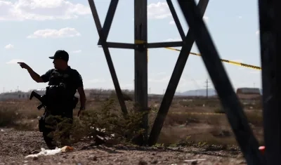 Un policía monta guardia en la fosa común hallada en zona rural de Ciudad Juárez