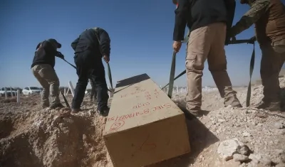 Integrantes de Servicios Periciales y Ciencias Forenses inhuman la fosa común del panteón San Rafael en Ciudad Juárez