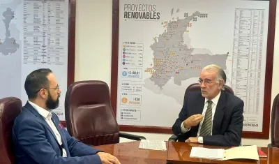 El ministro de Minas, Andrés Camacho, y el gobernador del Atlántico, Eduardo Verano