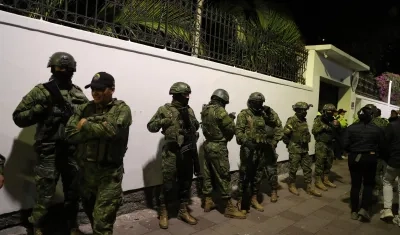 Policías ecuatorianos antes de ingresar a la embajada de México en Quito. 