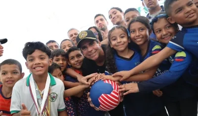El Alcalde Alex Char con los niños del barrio La Magdalena.