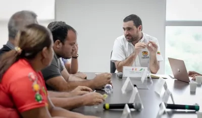 El gobernador Yamil Arana con miembros del Comité Anti Peajes y transportadores de Bolívar